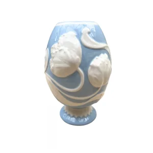 Keramikvase in Eiform mit Blumenrelief Blau-Weiß, 20 cm