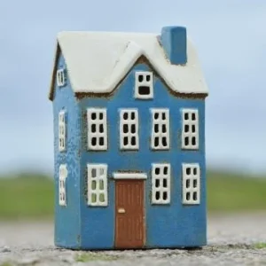 Haus für Teelicht Nyhavn 1 Dachfenster blau mit brauner Tür